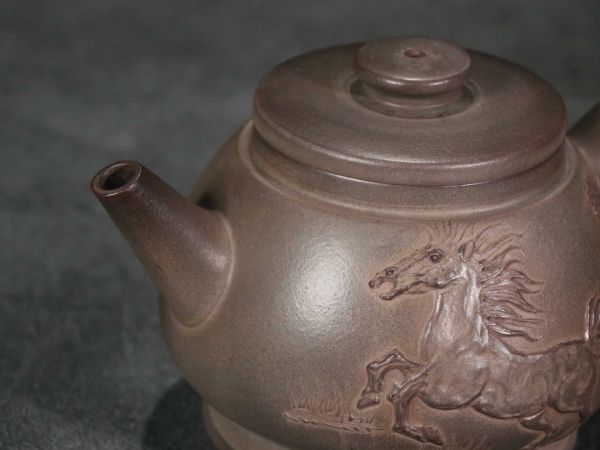 「紫砂彫 馬到成功泥絵紫砂茶壺 邵忠佑銘 清時代」陶磁器 急須 茶道具 古賞物 中国古美術 旧蔵出_画像5