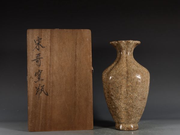 「宋 哥窯 陶磁器 米色釉 海棠式花口瓶」染付 置物 擺件 古賞物 中国古美術 旧蔵出