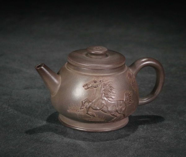 「紫砂彫 馬到成功泥絵紫砂茶壺 邵忠佑銘 清時代」陶磁器 急須 茶道具 古賞物 中国古美術 旧蔵出_画像4