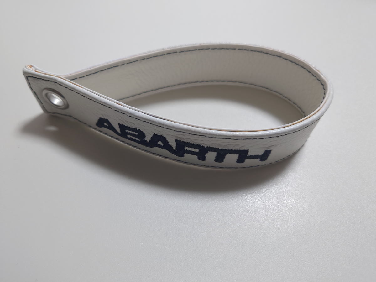 フィアット アバルト ABARTH 刺繍ロゴ入り 本革(レザー)リアゲートストラップ ボルトワッシャ付き 本体:白 ロゴ色:黒 ステッチ色:黒_画像4