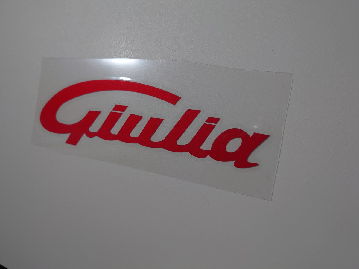 アルファロメオ 新型ジュリア(952)向け 筆記体「Giulia」GTA/m 純正デザインタイプ 切抜き文字 リアエンブレムステッカー 色：赤