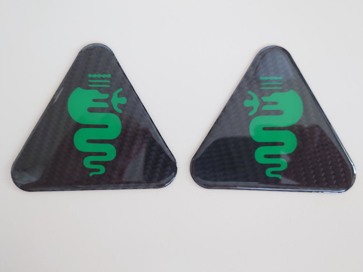  Alpha Romeo bi show ne carbon left right against . fender badge map pattern color : green 