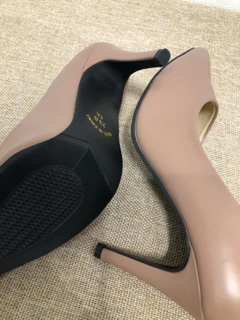 新品☆23.0cm♪EE♪ベージュ系♪8.5cmのハイヒールパンプス☆u398