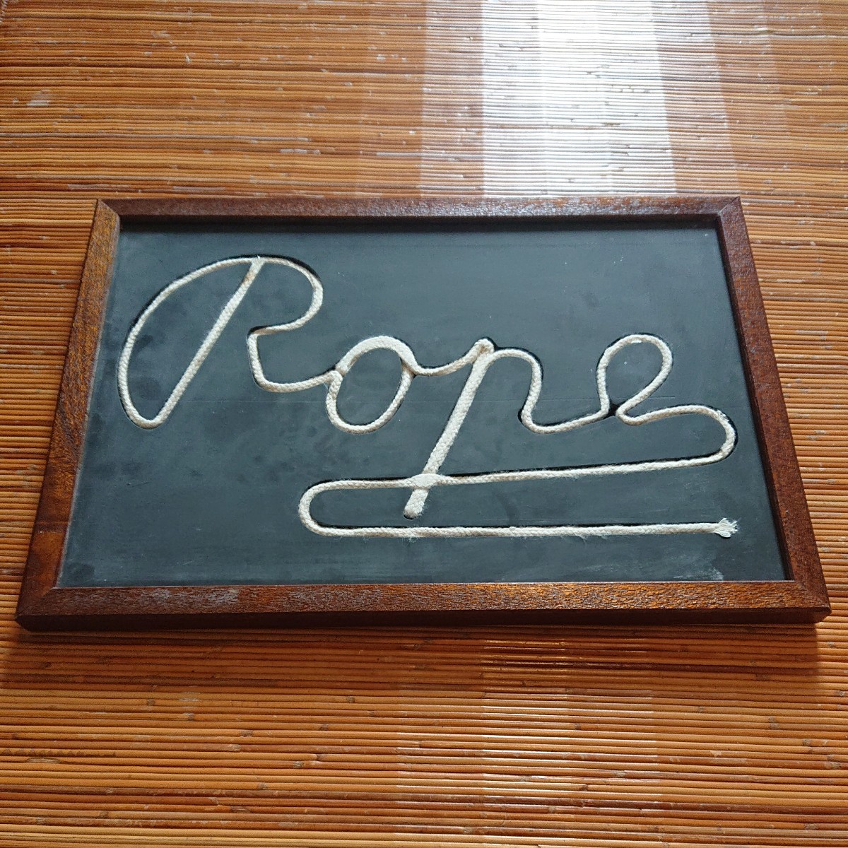 ロープ黒板 チョークで書いた文字が本物のロープに変化