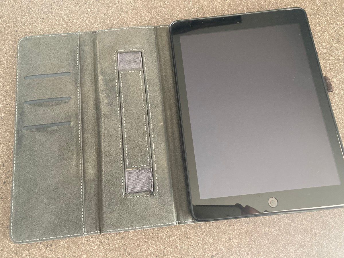 825.iPad (第5世代) Wi-Fi+Cellular SIMフリー128