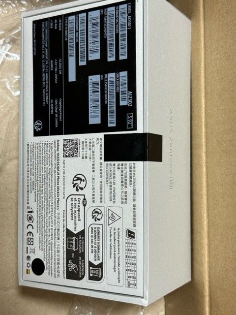 ASUS Zenfone 10 5.9インチ 8GB/128GB ミッドナイトブラック ZF10-BK8S128