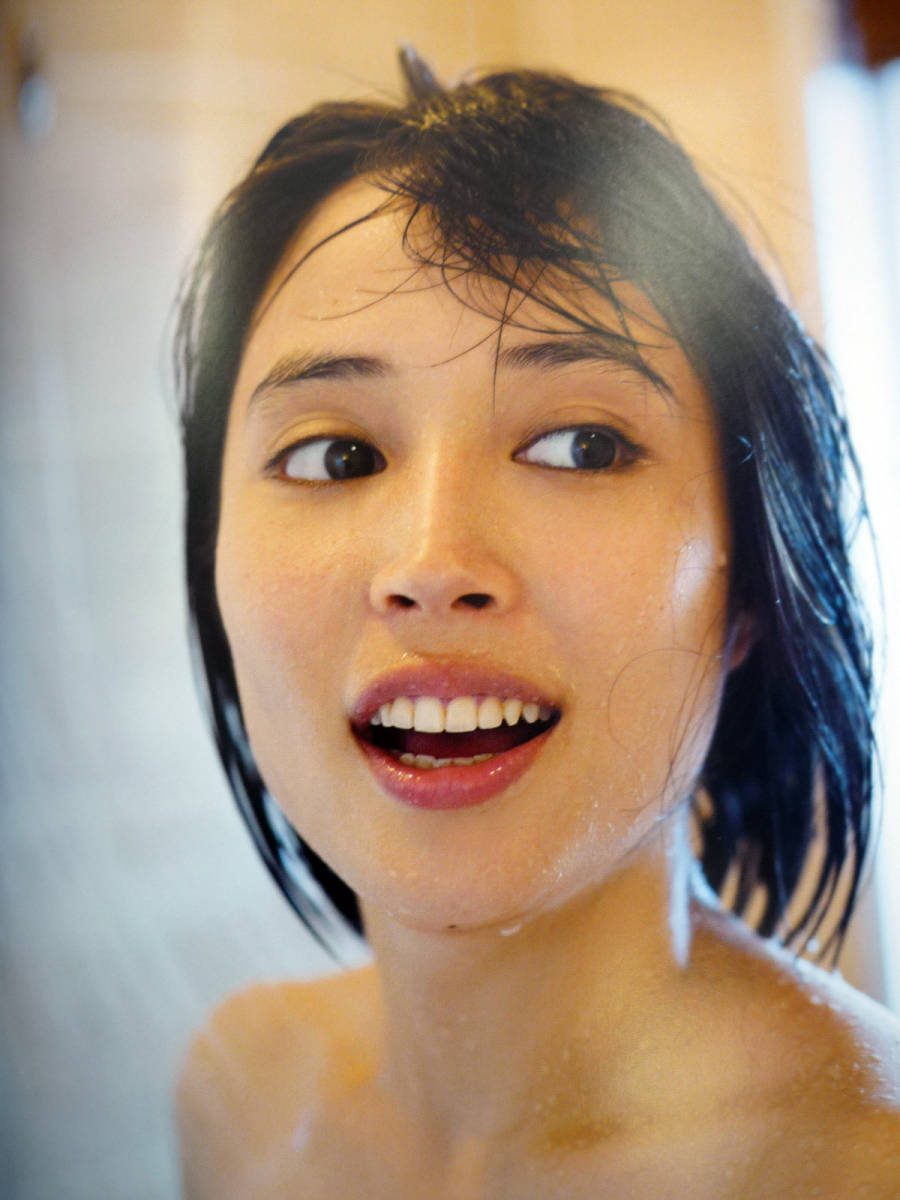 直筆サイン入り】 広瀬アリス 写真集 『 born to be happy 直筆サイン入り】 広瀬アリス 写真集 『 born to be happy