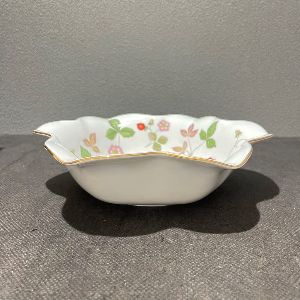 D(904f2) WEDGWOOD ウェッジウッド 皿 ワイルドストロベリー プレート Bone China WILD STRAWBERRY 365 ホワイト 菓子皿_画像3