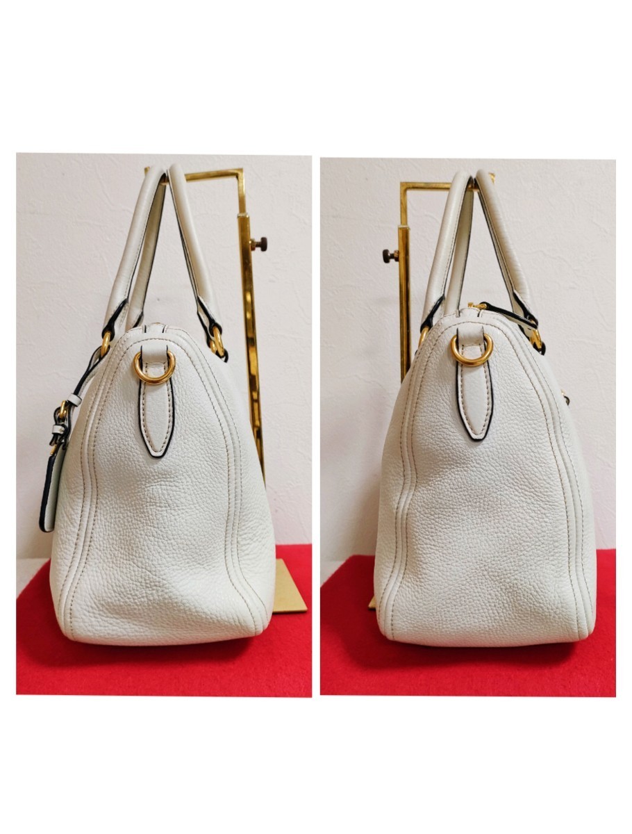 美品 PRADA 2way ホワイト シボ革 ゴールド レザー プラダ ハンドバッグ ショルダーバッグ シボ革 斜め掛け チャーム