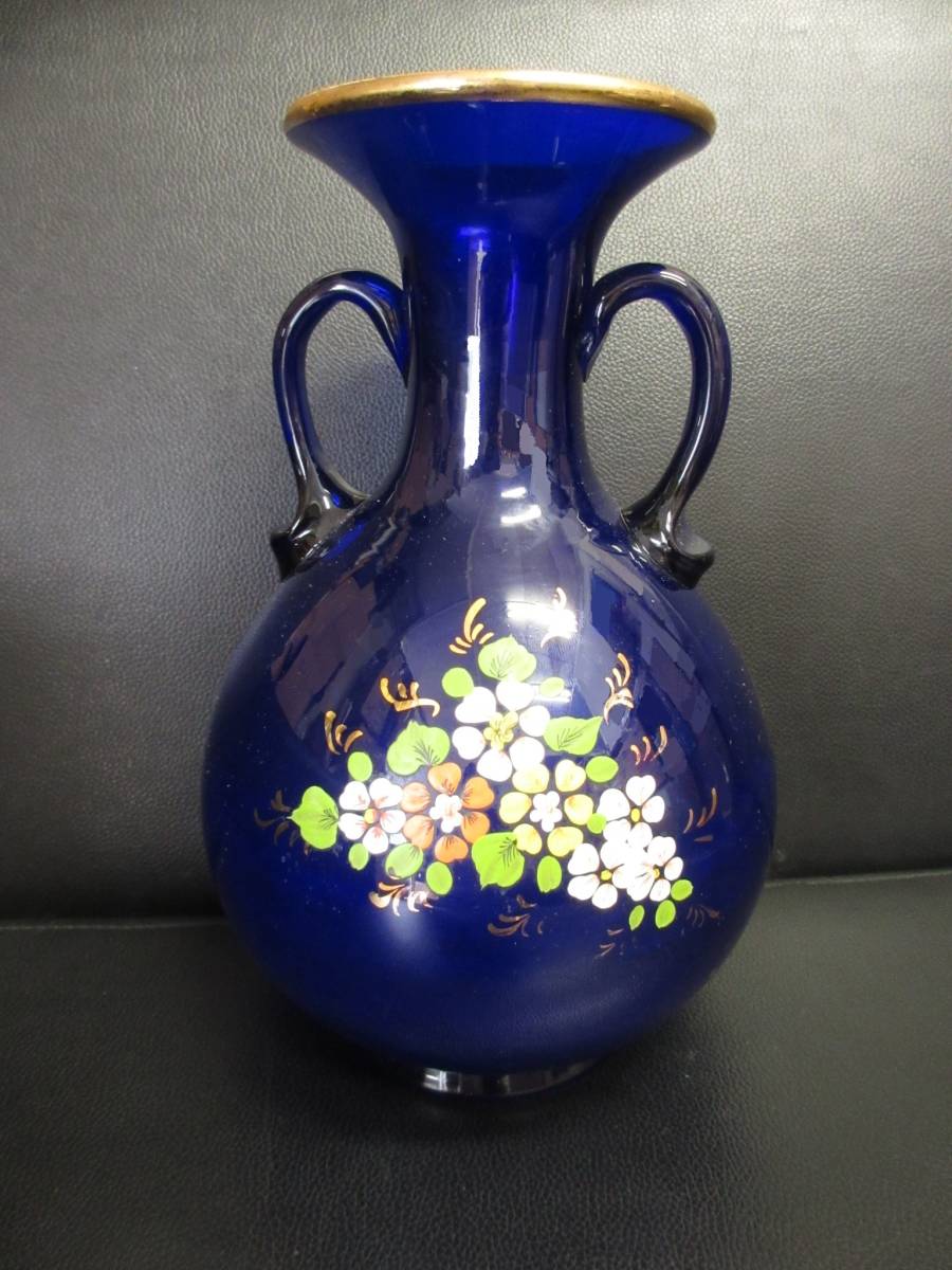 《花器》ガラス製 「花瓶：ブルー地に花の絵・金塗り 取っ手付き」 高さ：約23.5cm・口：約9.3cm インテリア・小物_画像1