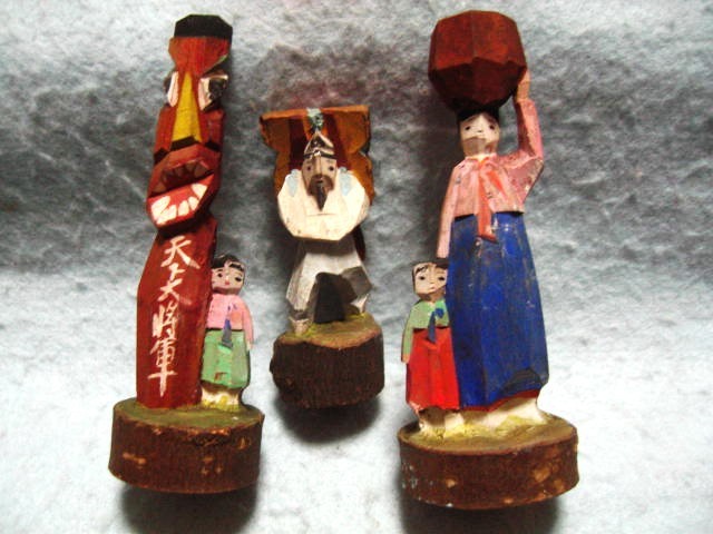 【福】　古い朝鮮風俗一刀彫 天下大将軍　薪背負い 少女 天下大将軍　民族衣装 木彫人形 農民美術 風俗木彫人形 郷土玩具