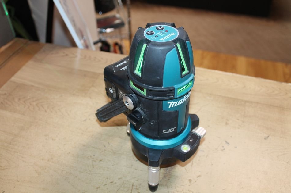 中古 makita 充電式屋外兼用墨出し器 SK506GD 受光器LDG-4 充電器 DC10SA バッテリーBL1040B 専用ケース グリーンレーザー マキタ 計測工具_画像2