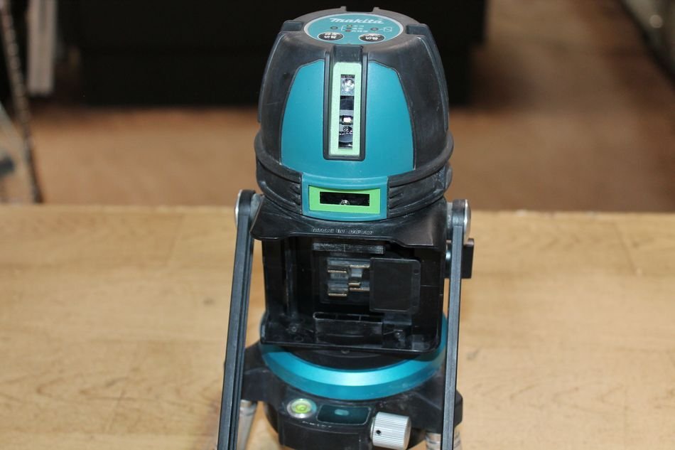 中古 makita 充電式屋外兼用墨出し器 SK506GD 受光器LDG-4 充電器 DC10SA バッテリーBL1040B 専用ケース グリーンレーザー マキタ 計測工具_画像3