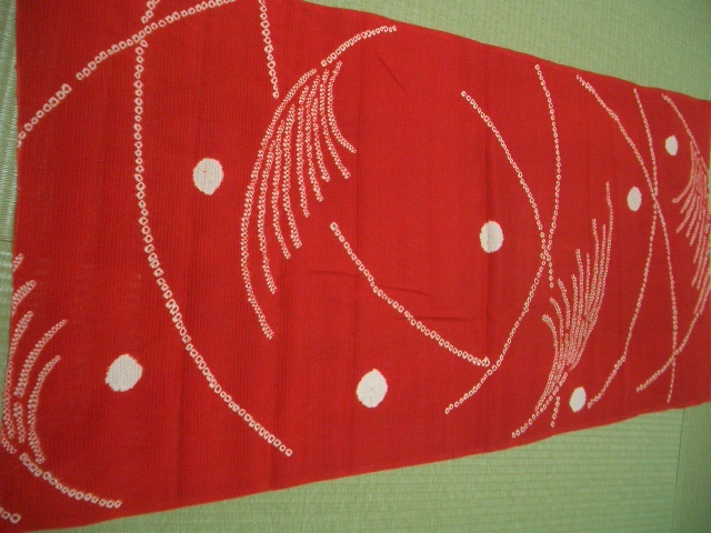 古布正絹絽はぎれ赤地に絞りのすすきと月 72㎝ アンティーク着物リメイクの画像2