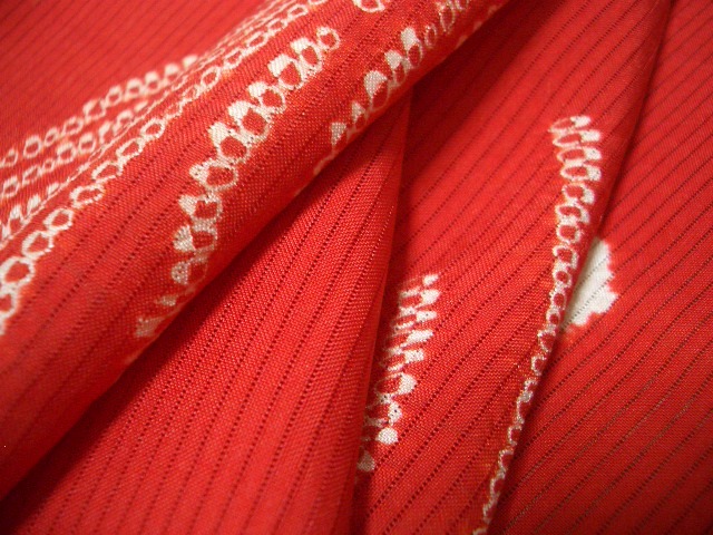 古布正絹絽はぎれ赤地に絞りのすすきと月 72㎝ アンティーク着物リメイクの画像5