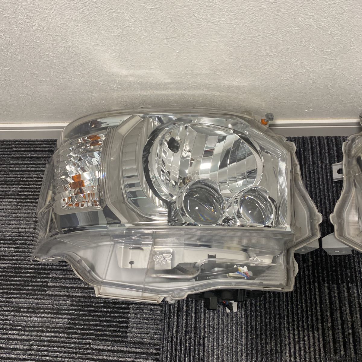 中古 美品 200系 4 5 6 7型 ハイエース レジアスエース 現行 純正 LED ヘッドライト 左右セット KOITO26-137 打刻:A3 コンピュータ付 ②_画像2