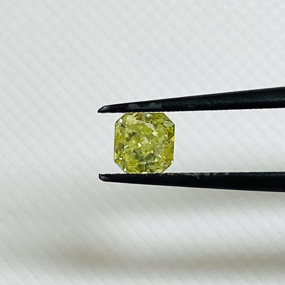 珍しい FANCY INTENSE YELLOW GREEN 0.255ct SQ/RT2278/CGL