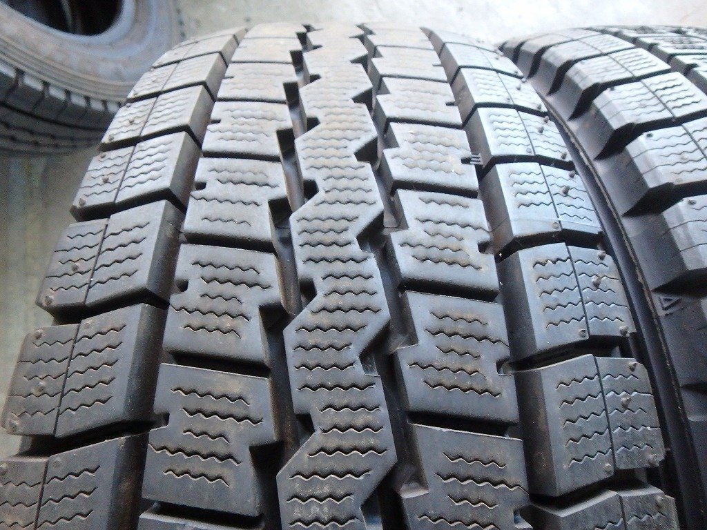 D109-1 バリ溝 送料無料【205/70R16 111/109】ダンロップ LT03M