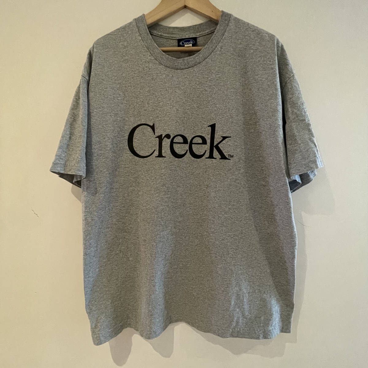 公式 クリーク Device Angler's Creek 半袖Tシャツ XL サイズ グレー