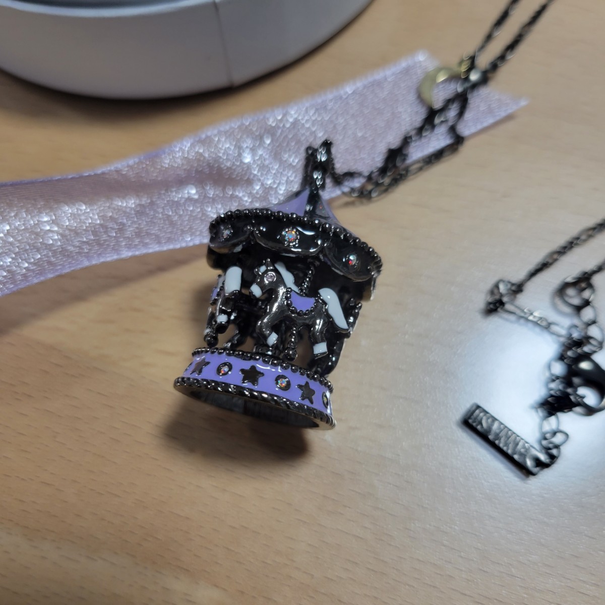 ANNA SUI ネックレス メリーゴーランド 美品 パープル 箱つき ANNA SUI ネックレス メリーゴーランド 美品 パープル 箱つき