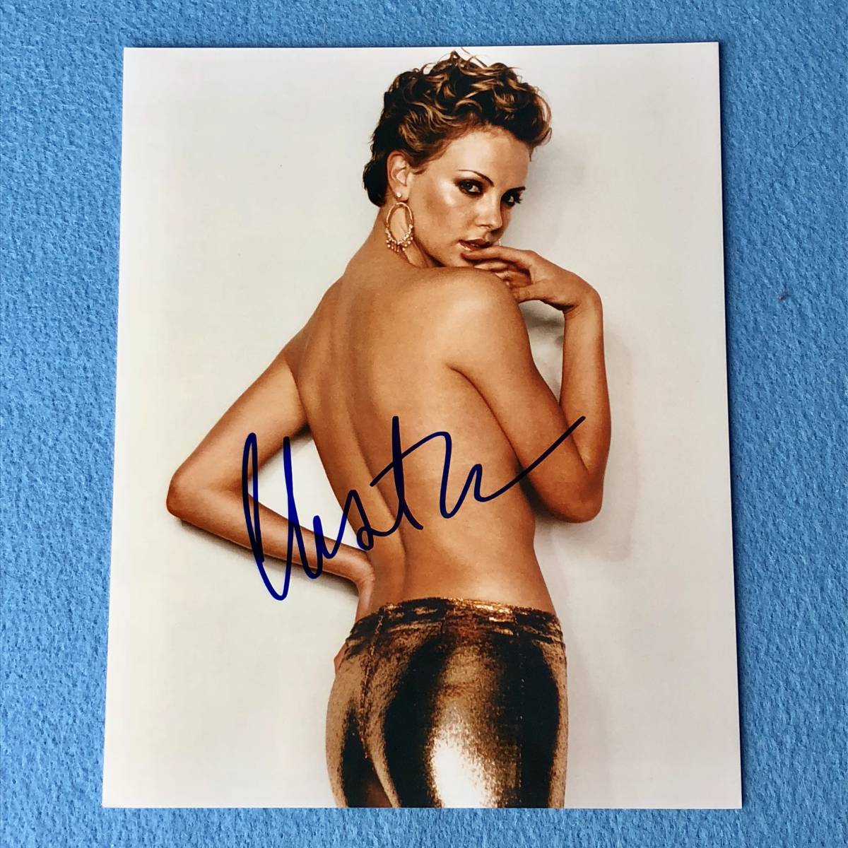 ハリウッド 女優 シャーリーズ・セロン 証明書付き 直筆サイン入り8X10フォト Yahoo!オークション - 映画 アカデミー主演女優賞 シャーリーズ