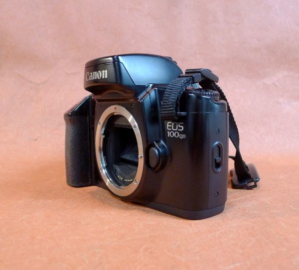 i398 Canon EOS 100QD ボディのみ 一眼レフ カメラ サイズ：約 幅15×高さ10×奥行8cm /60_画像3