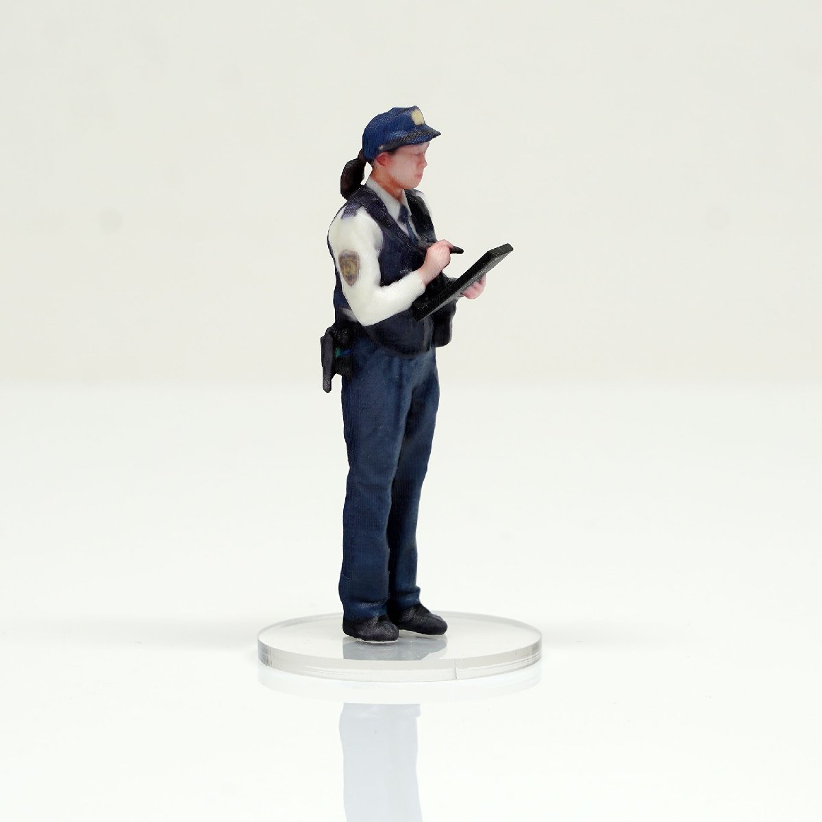 HS018-00002 figreal 日本警察官 1/18 高精細フィギュア-