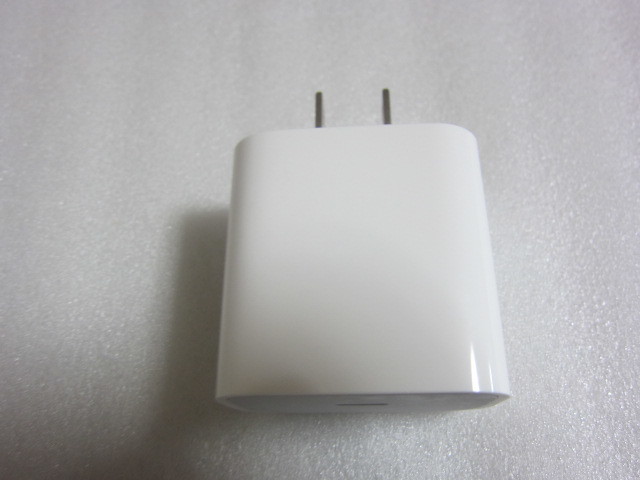 Apple 20W USB-C電源アダプタ(A2305)とApple USB-C - Lightningケーブル（1 m）_画像2