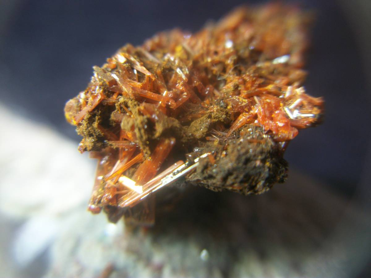 オーストラリア クロコアイト 紅鉛鉱 クラスター 赤～オレンジの柱状結晶 多数 定型外発送の画像6