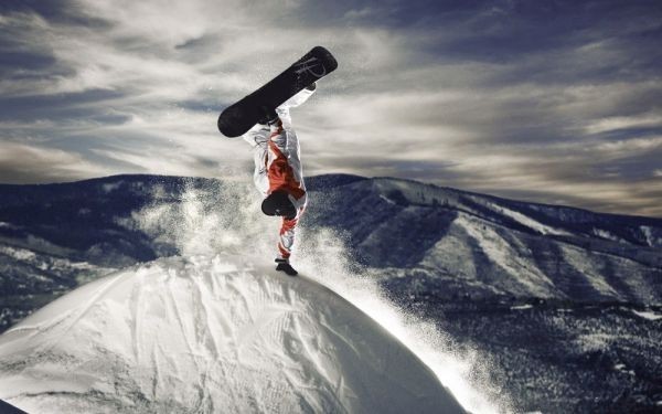 スノーボード フリースタイル スノーボードクロス トリック 雪 絵画風 壁紙ポスター ワイド版603×376mm （はがせるシール式） 016W2_画像1