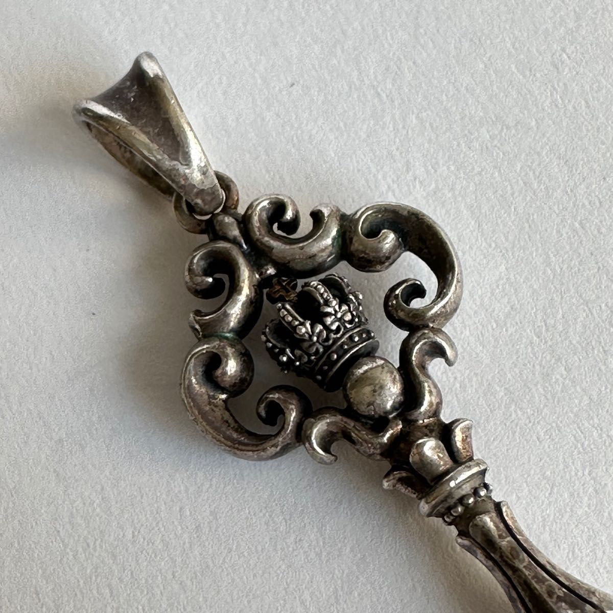 《used》Justin Davis ペンダントトップ シルバー ネックレストップ 鍵型 KEY ルビー SILVER