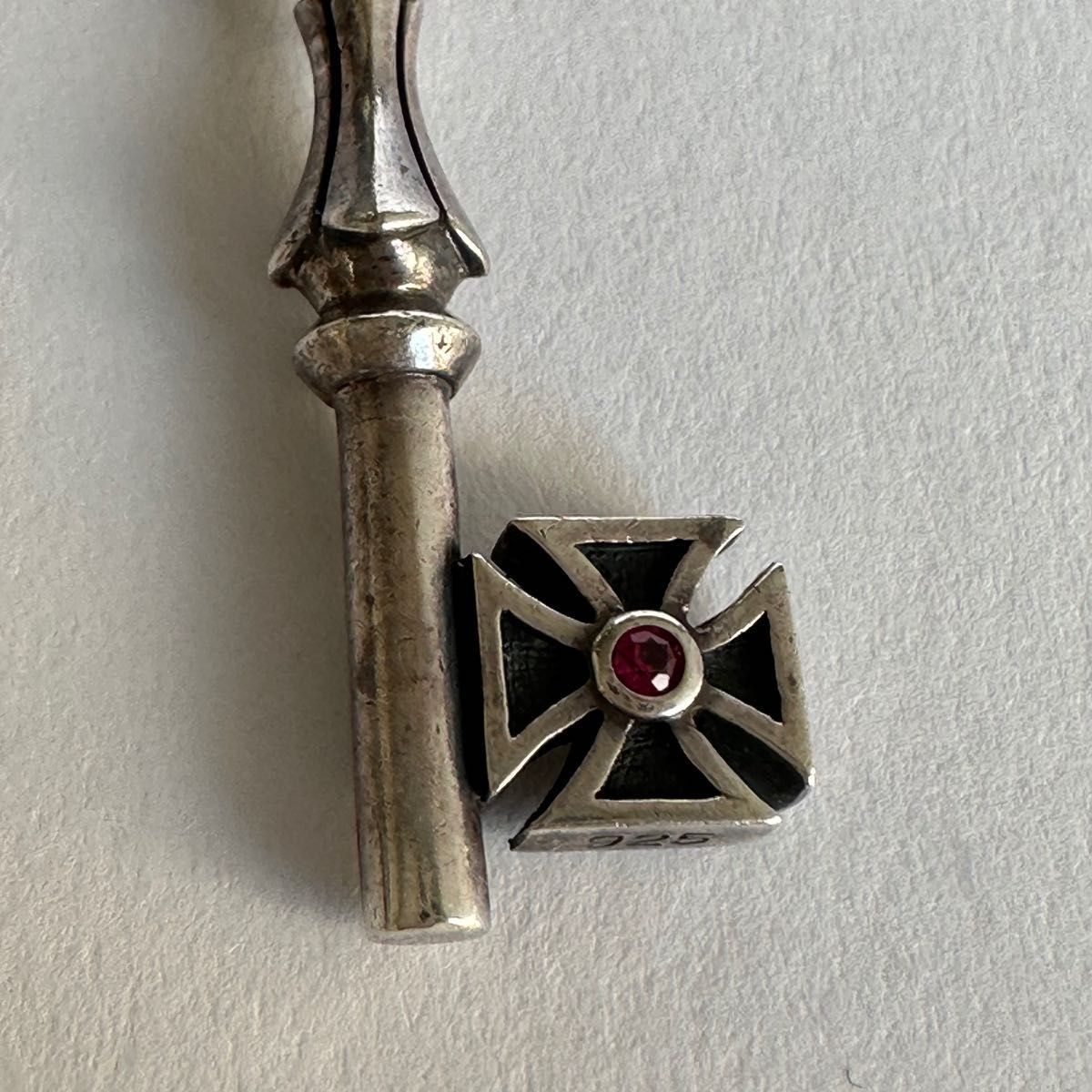 《used》Justin Davis ペンダントトップ シルバー ネックレストップ 鍵型 KEY ルビー SILVER