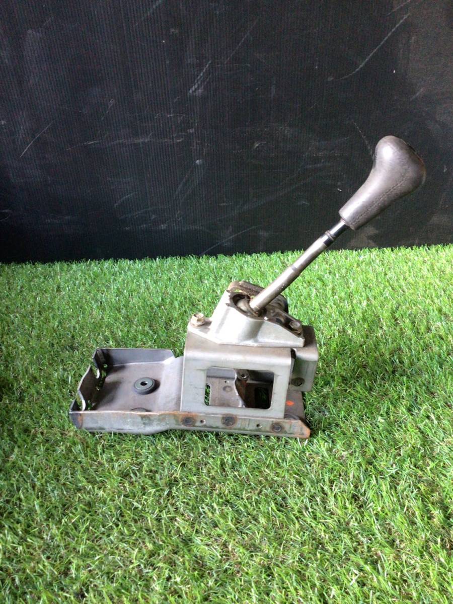 JT150 Showa era 63 year Gemini shift change lever & bracket X 231027 ② same day shipping possible Isuzu old car 833 80s