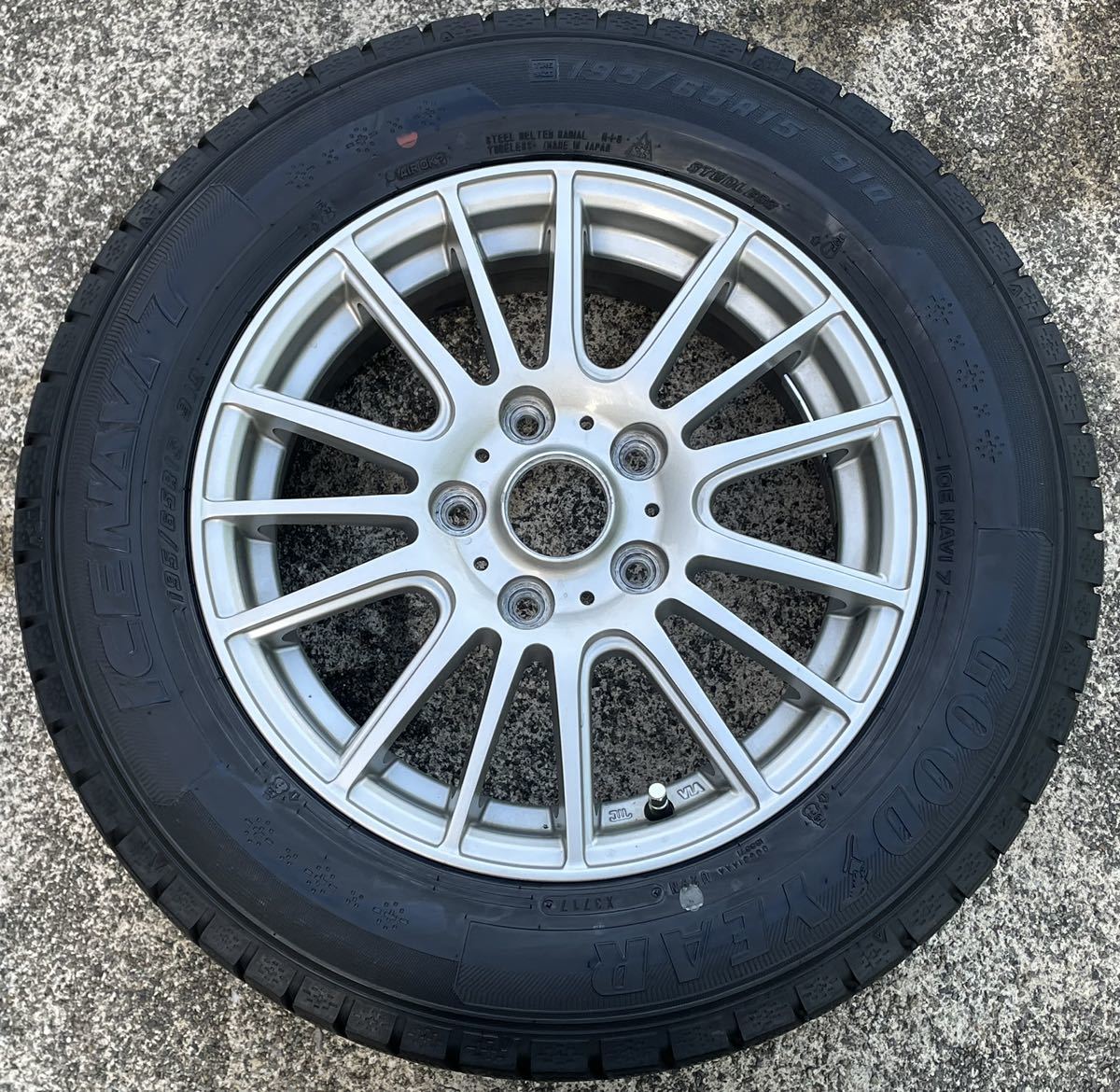 社外WEDS 15インチ アルミホイール&GOOD YEAR 195/65R15 スタッドレスタイヤ4本セット★ ノア ヴォクシー エスクァイア アイシス 等に★AN6_画像3