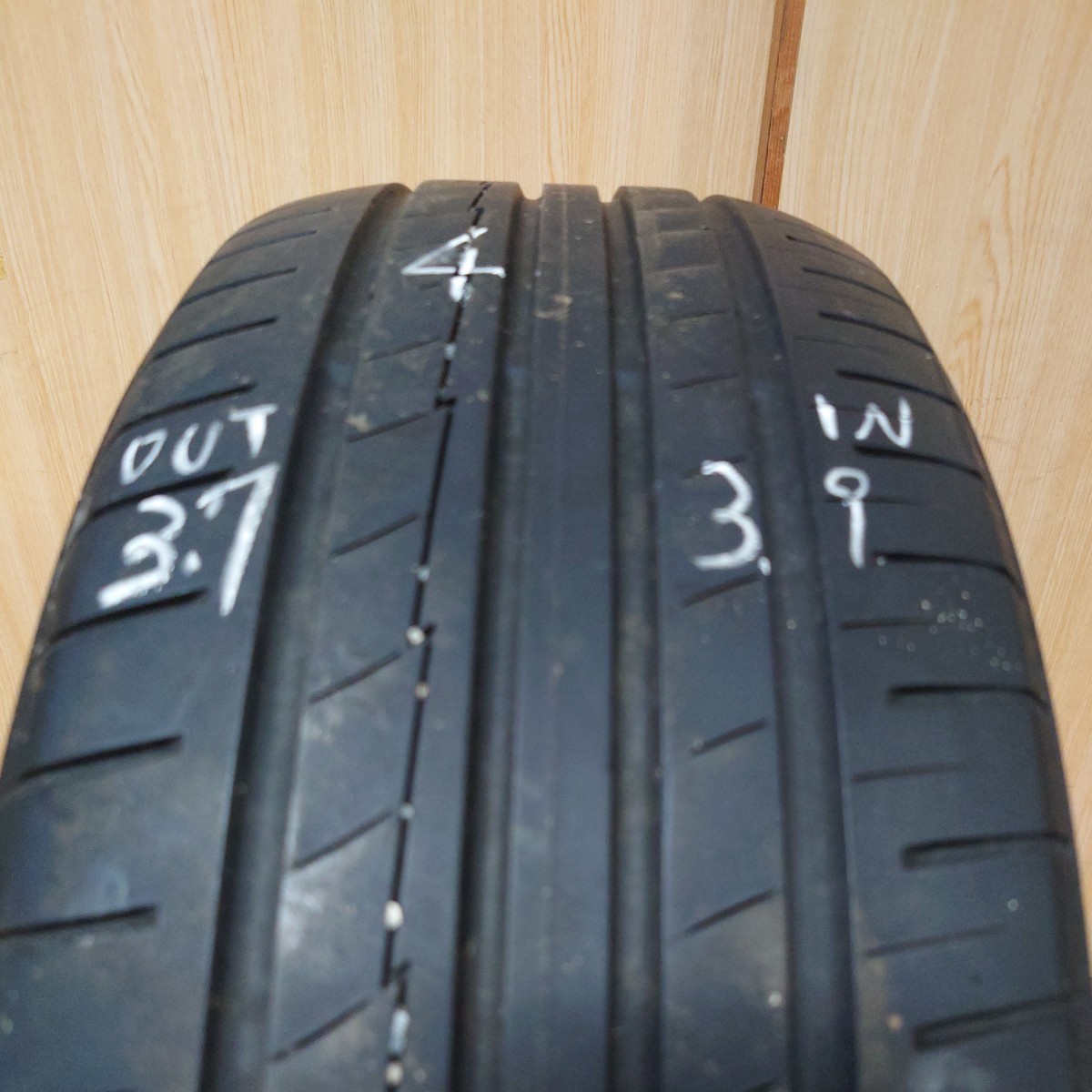 （中古5）ヨコハマ BluEarth-A 215/60R16 95H 17年製　IN・OUTあり　YOKOHAMA　ブルーアース_画像1