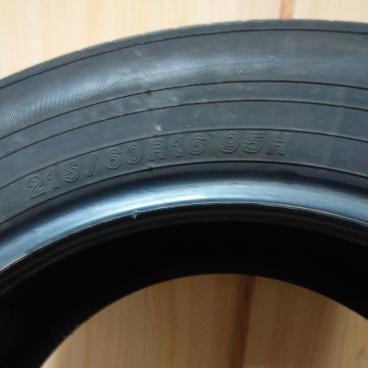 （中古5）ヨコハマ BluEarth-A 215/60R16 95H 17年製　IN・OUTあり　YOKOHAMA　ブルーアース_画像4