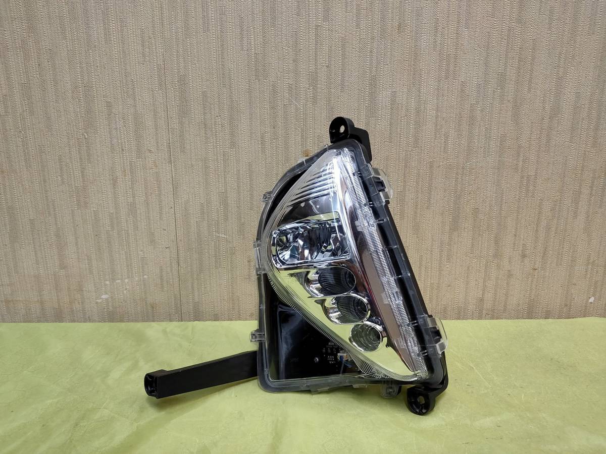 良品 プリウス 50系 前期 純正 左フォグランプ LED KOITO 47-83 ZVW50/ZVW51/ZVW55　81220-47030_画像1