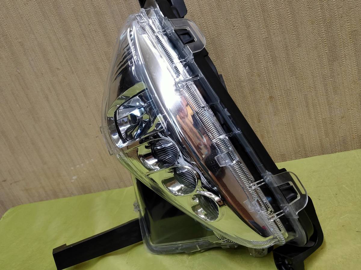 良品 プリウス 50系 前期 純正 左フォグランプ LED KOITO 47-83 ZVW50/ZVW51/ZVW55　81220-47030_画像5