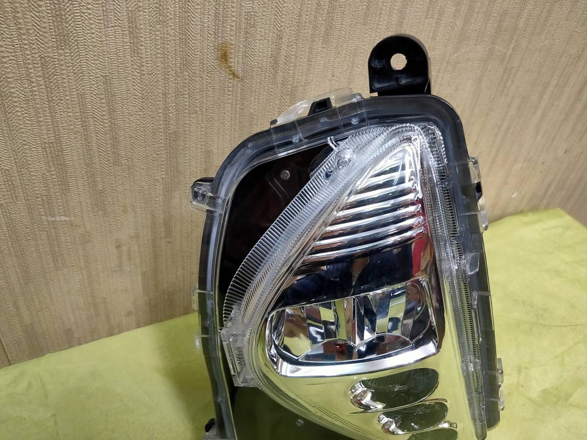 良品 プリウス 50系 前期 純正 左フォグランプ LED KOITO 47-83 ZVW50/ZVW51/ZVW55　81220-47030_画像3