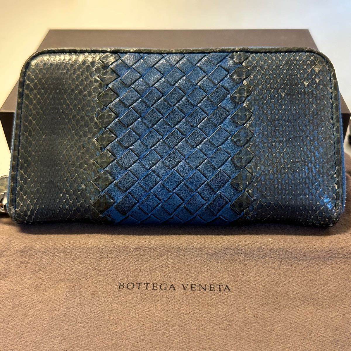 新品同様！　希少　ボッテガヴェネタ BOTTEGA VENETA パイソン　財布　長財布　イントレチャート　ラウンドファスナー