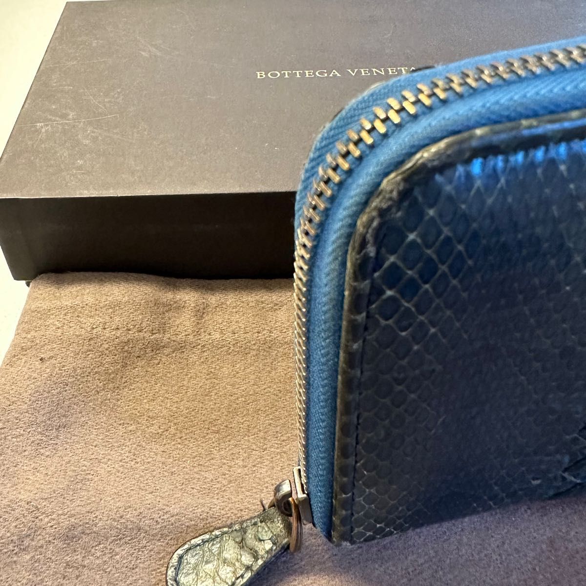 新品同様！　希少　ボッテガヴェネタ BOTTEGA VENETA パイソン　財布　長財布　イントレチャート　ラウンドファスナー