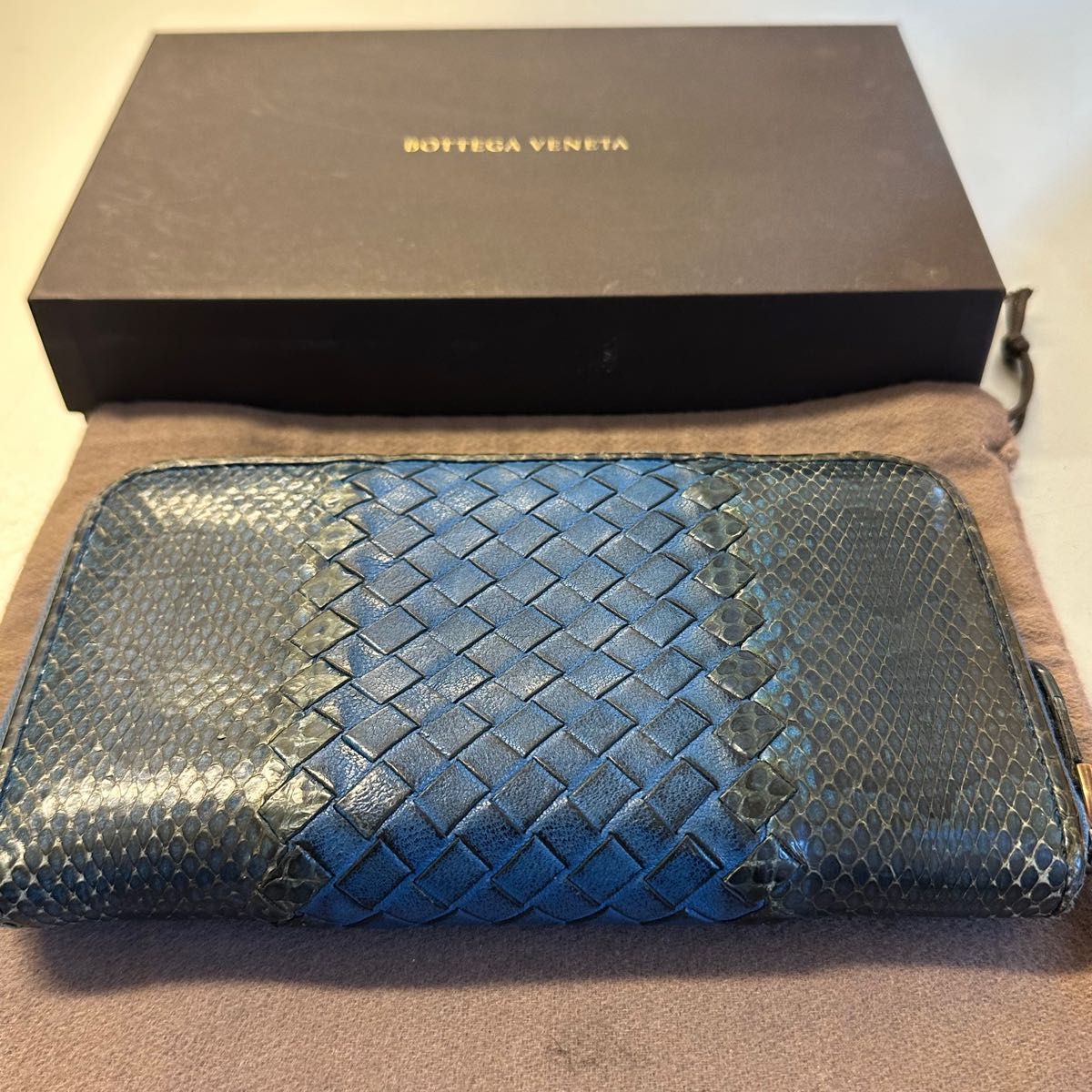 新品同様！　希少　ボッテガヴェネタ BOTTEGA VENETA パイソン　財布　長財布　イントレチャート　ラウンドファスナー