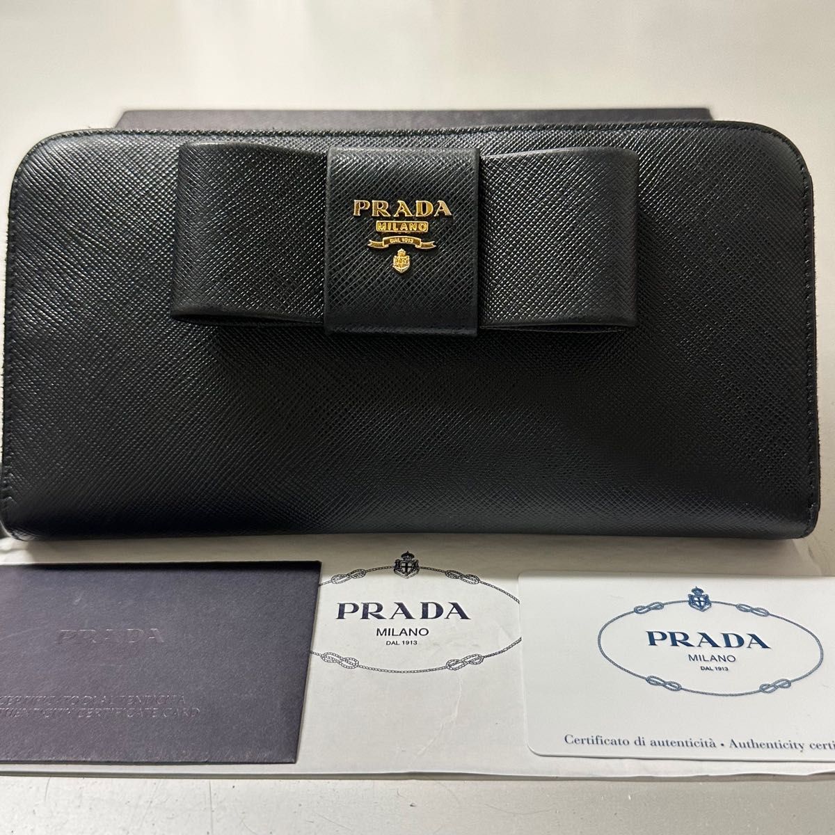 ほぼ新品! プラダ PRADA 財布 長財布 サフィアーノ リボン ラウンドファスナー