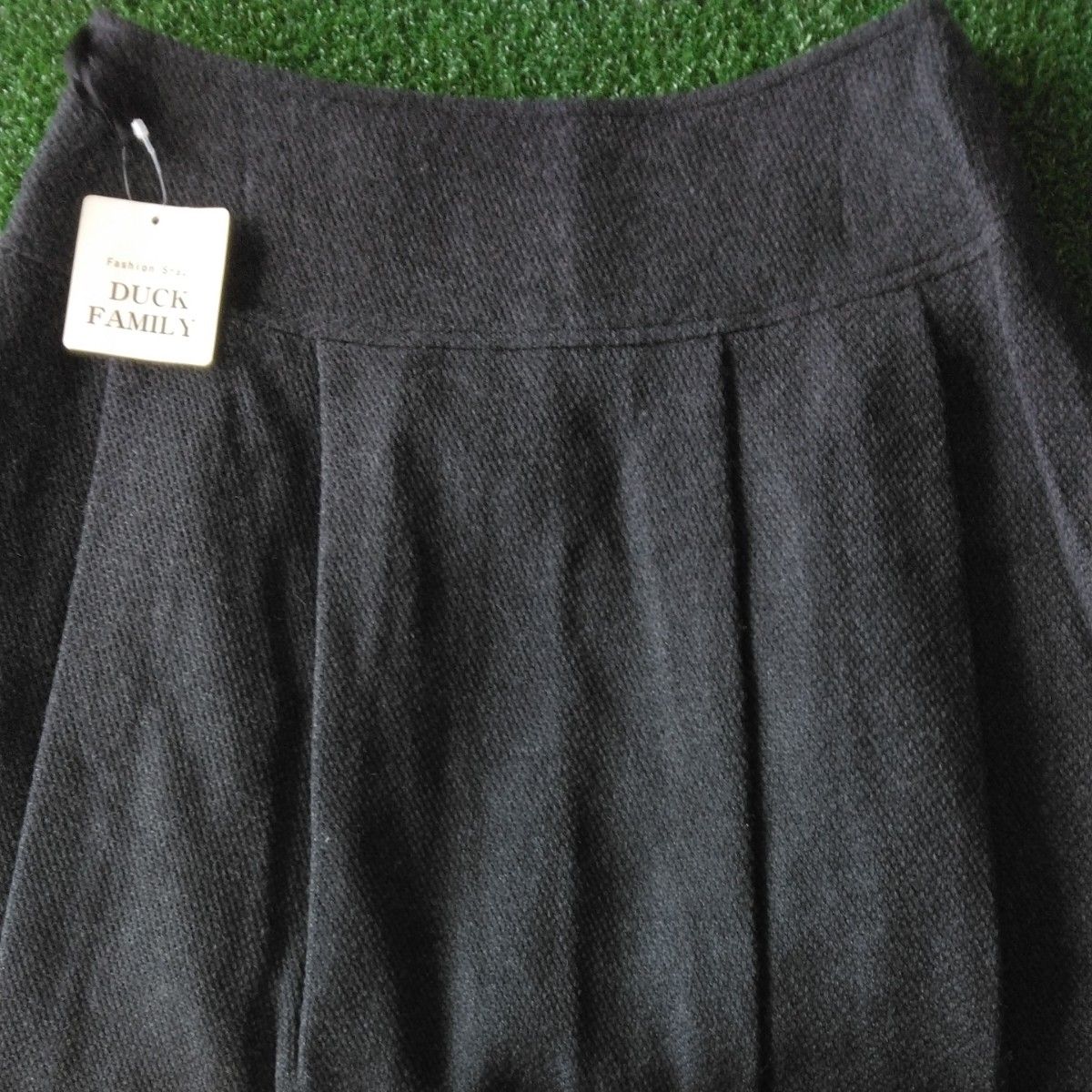 【新品未使用品！】Mサイズ　プリーツスカート タグ付き　ウール100% 秋冬　チャコールグレー　かわいい　オシャレ　飾りボタン