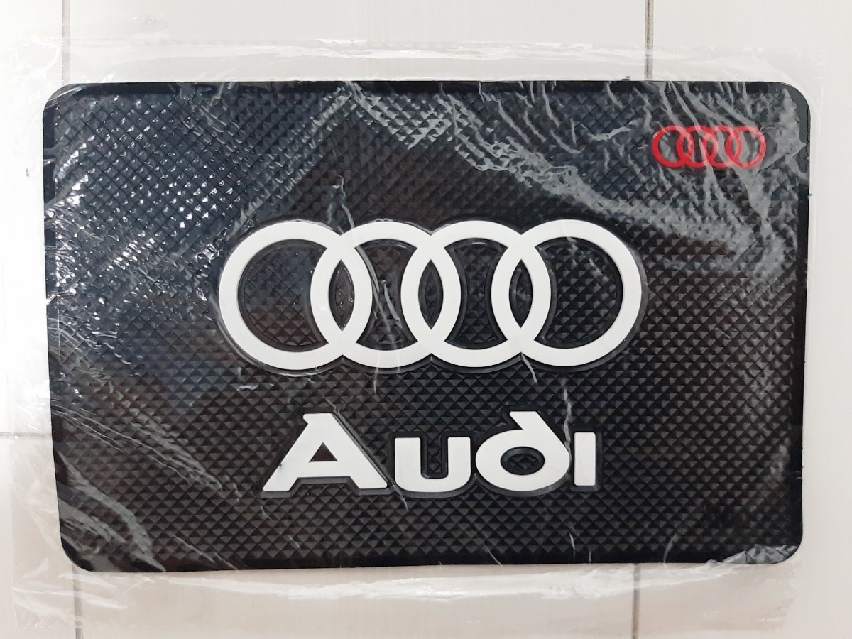 アウディ　3D 立体　ロゴ　エンブレム　ゴムマット　ダッシュボード　すべらないマット　Audi　ノンスリップ　_画像1