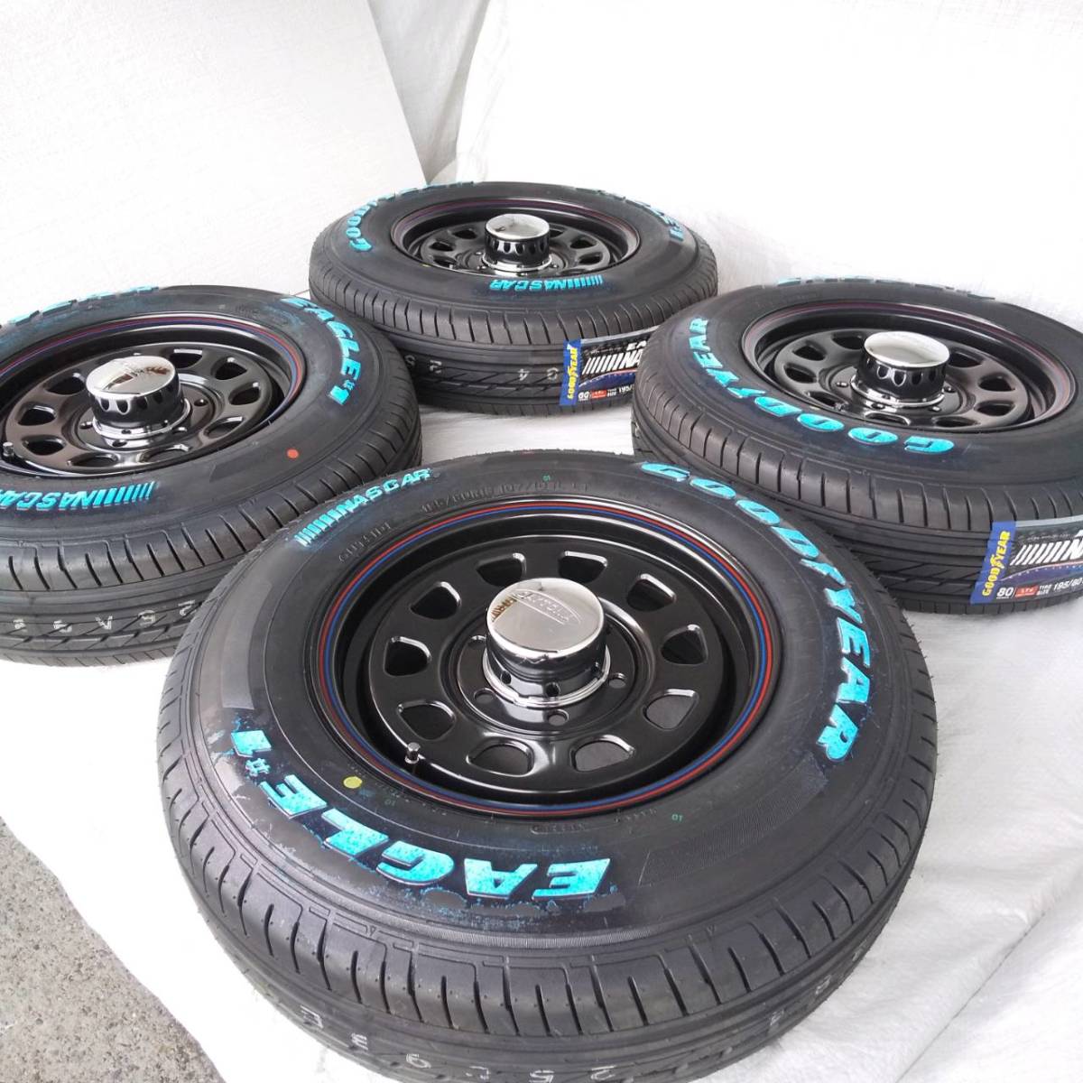 新品 デイトナ 15-6.0J＋45 6-139.7 ブラック タイヤ付4本SET 195/80R15 グッドイヤーナスカー キャラバンE26 (W2120-2)_画像2