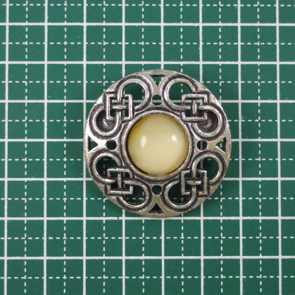 UK1273*[MIRACLE]* round Shape beige group kaboshon Stone Celt miracle Britain England * Vintage brooch 