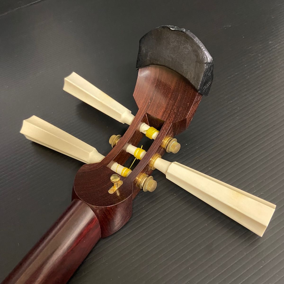 【メンテナンス品】 津軽三味線 太棹 綾杉胴 紅木 高級糸巻き 東さわり 高級糸巻き 犬皮 本皮 弦楽器 和楽器 ハードケース