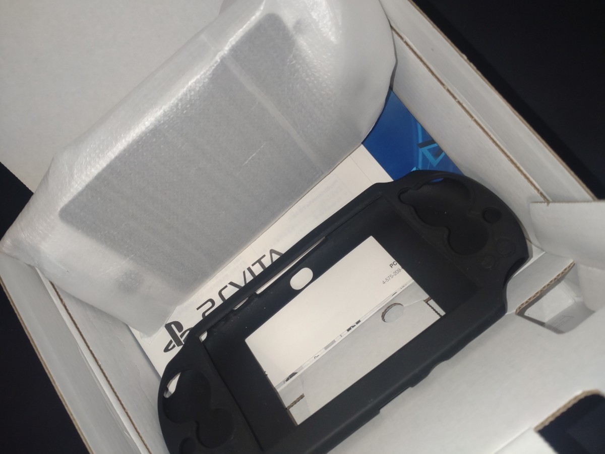 中古美品　PS VITA(PCH-2000)箱有　ソフト1点セット　PlayStation Vita　グレイシャー　ホワイト SONY
