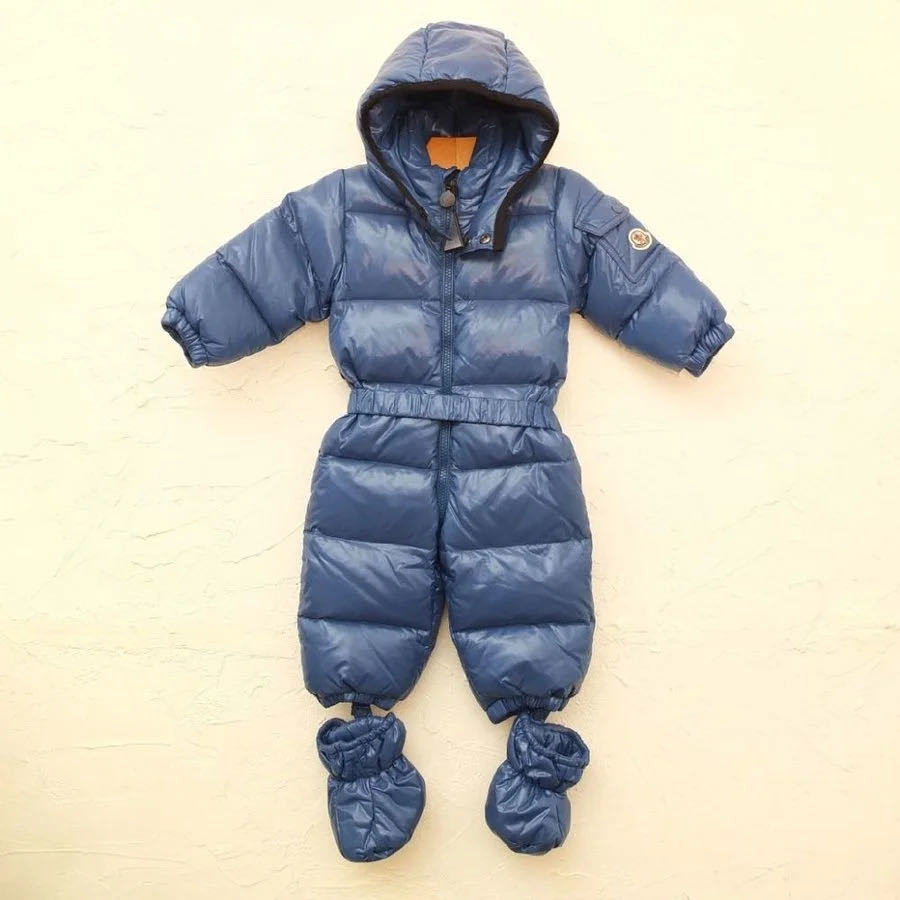 新品本物ベビー 9-12M 未使用品【MONCLER モンクレール】ベルト＆シューズ付きブルーダウンカバーオール 70cm-80cm 9ヶ月-1才 アメリカ購入